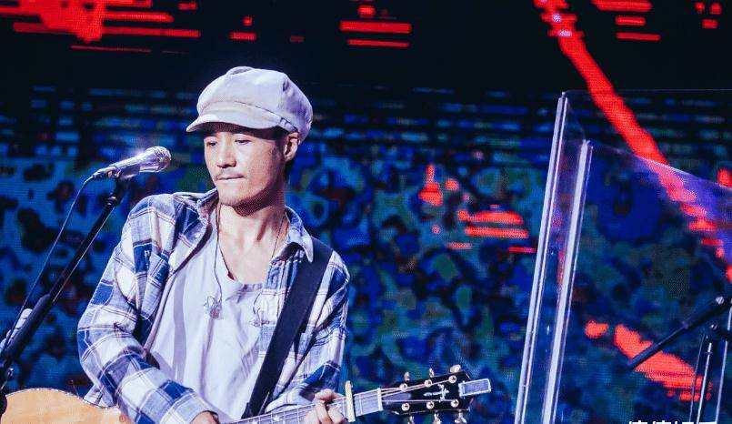 在本年度《明日之子》的节目最后,朴树站在舞台上对大家说:他如今没有