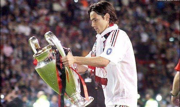 30岁的因扎吉获得了自己的第一个欧冠冠军,赛后因扎吉凝视大耳朵杯时