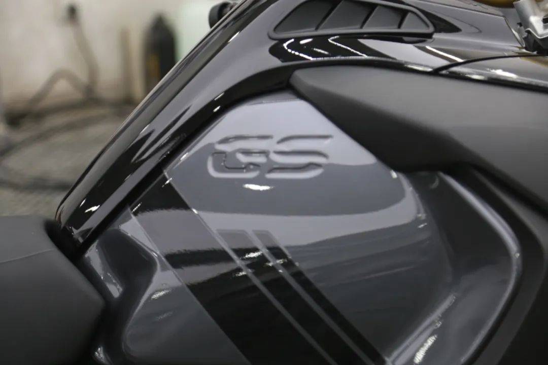 两台宝马经典摩托车全车装贴xpel隐形车衣透明保护膜_搜狐汽车_搜狐网