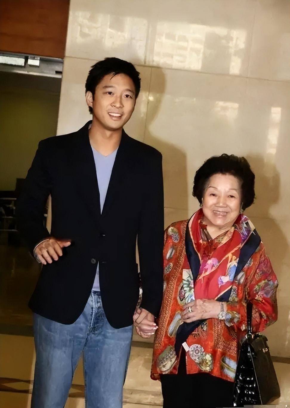 霍英东独尊大房:一生不与二房三房子女合影,多数财产留给吕艳妮_母亲