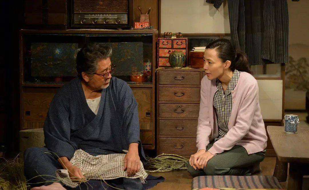 《雏鸟》中,她则饰演了峰子(有村架纯 饰)的母亲谷田部美代子