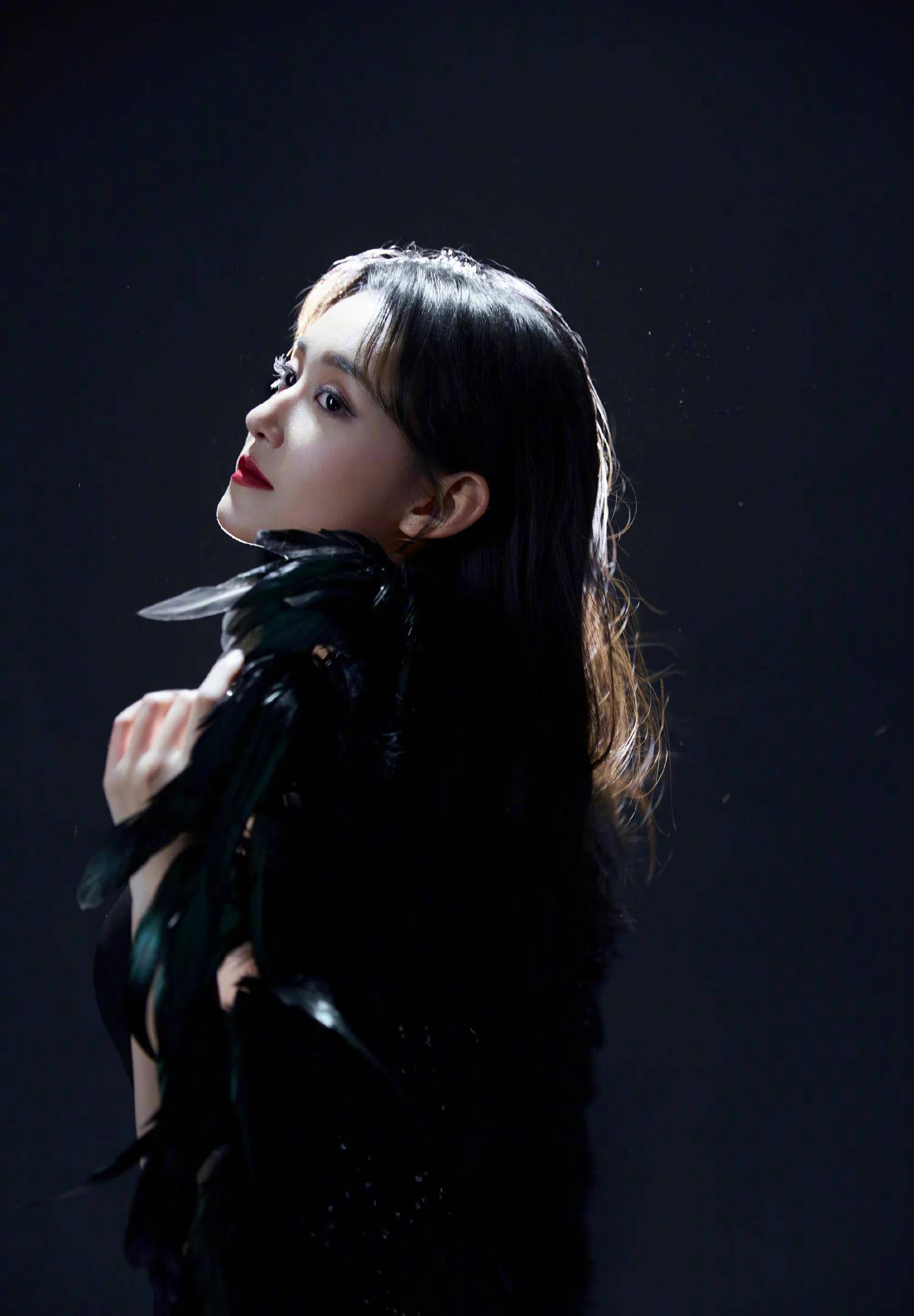 蒋依依22岁生日照 穿吊带羽毛白裙梦幻唯美纯欲风拉满 黑裙成熟妩媚