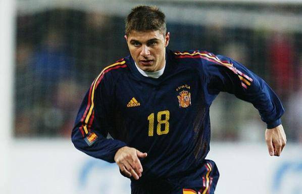 在国家队层面,华金的首次西班牙国家队的比赛是在2002年2月13日在