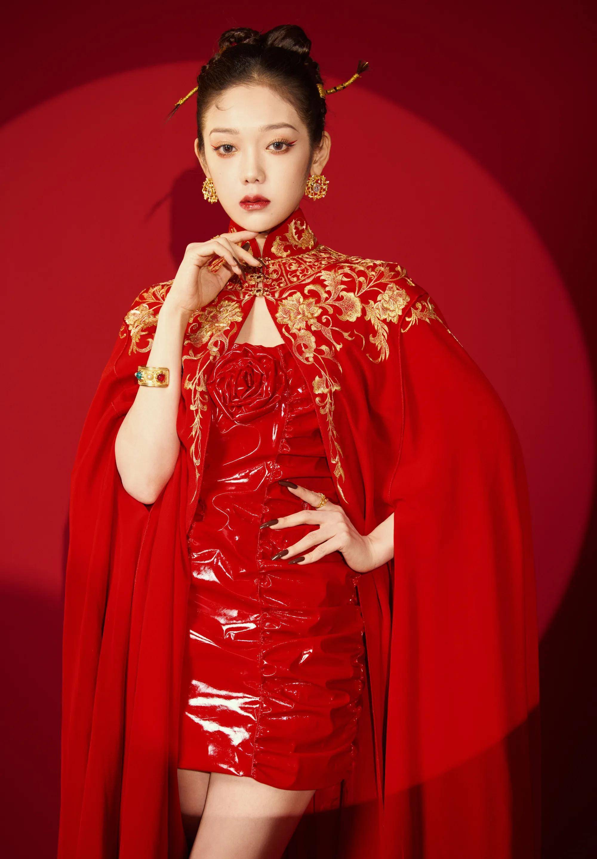 希林娜依高古风织金红装造型尽显国风之美 穿吊带红裙披风长腿吸睛