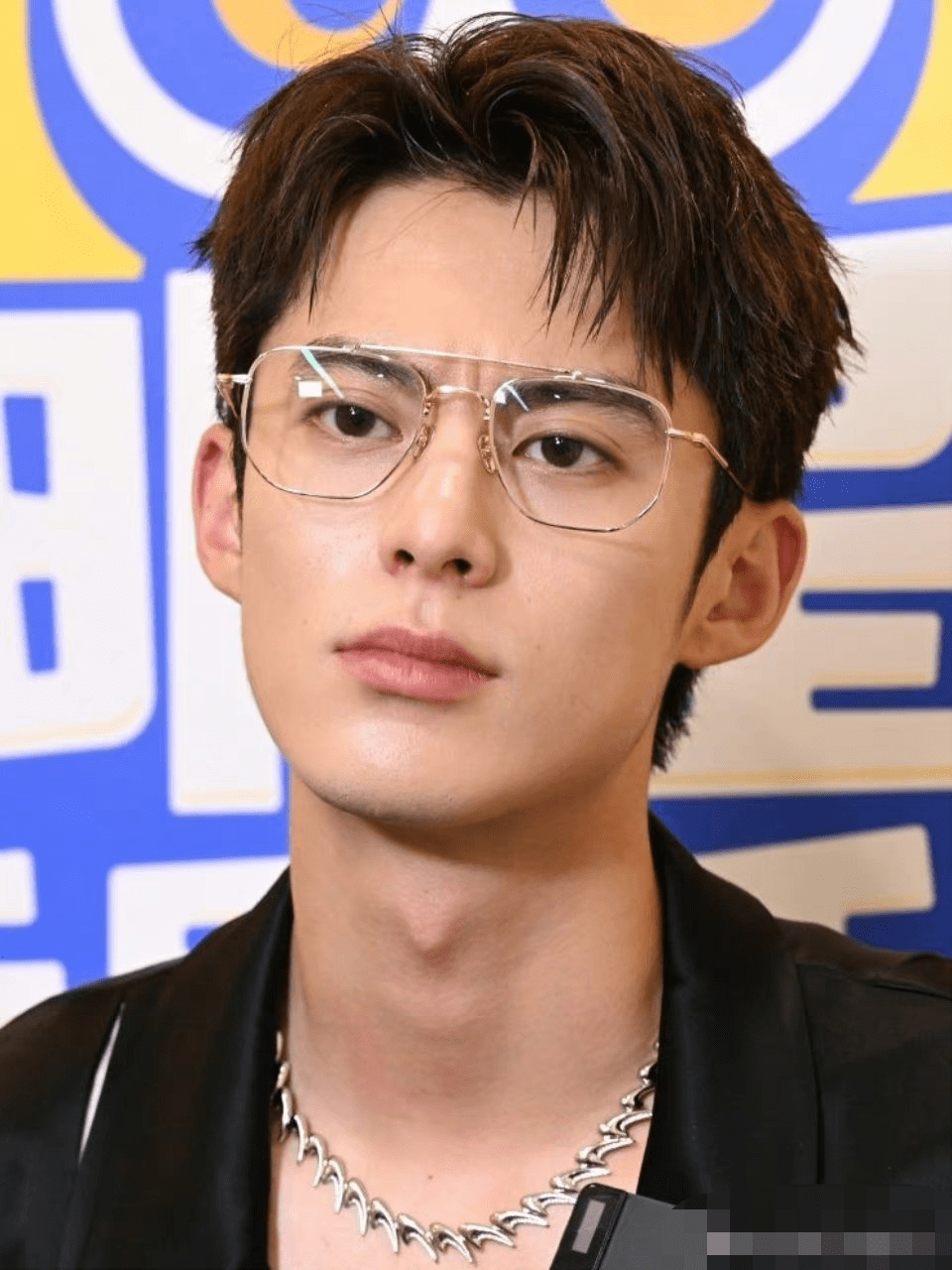 95后男星怼脸生图,原来帅哥也全靠滤镜,脸都崩成什么样了_鼻子_五官