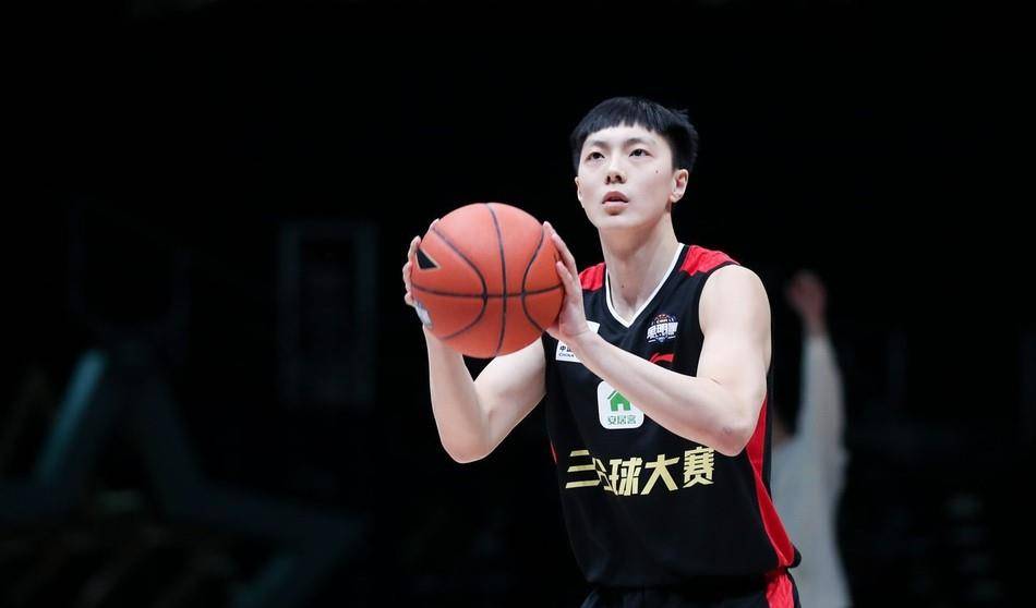 新晋三分王13 6,无视首钢豪华内线,怒摘5攻板,打退范子铭_胡明轩_杜锋