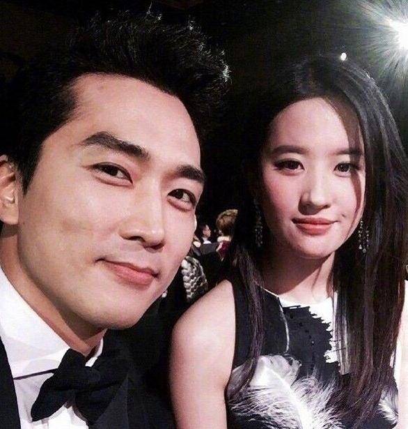 刘亦菲晒近照,前男友来点赞,分手两年后的关心,谁稀罕?