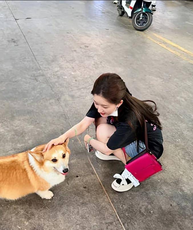 赵露思让助手帮她脱鞋,她朋友站出来帮其解释,还有人图支持她!