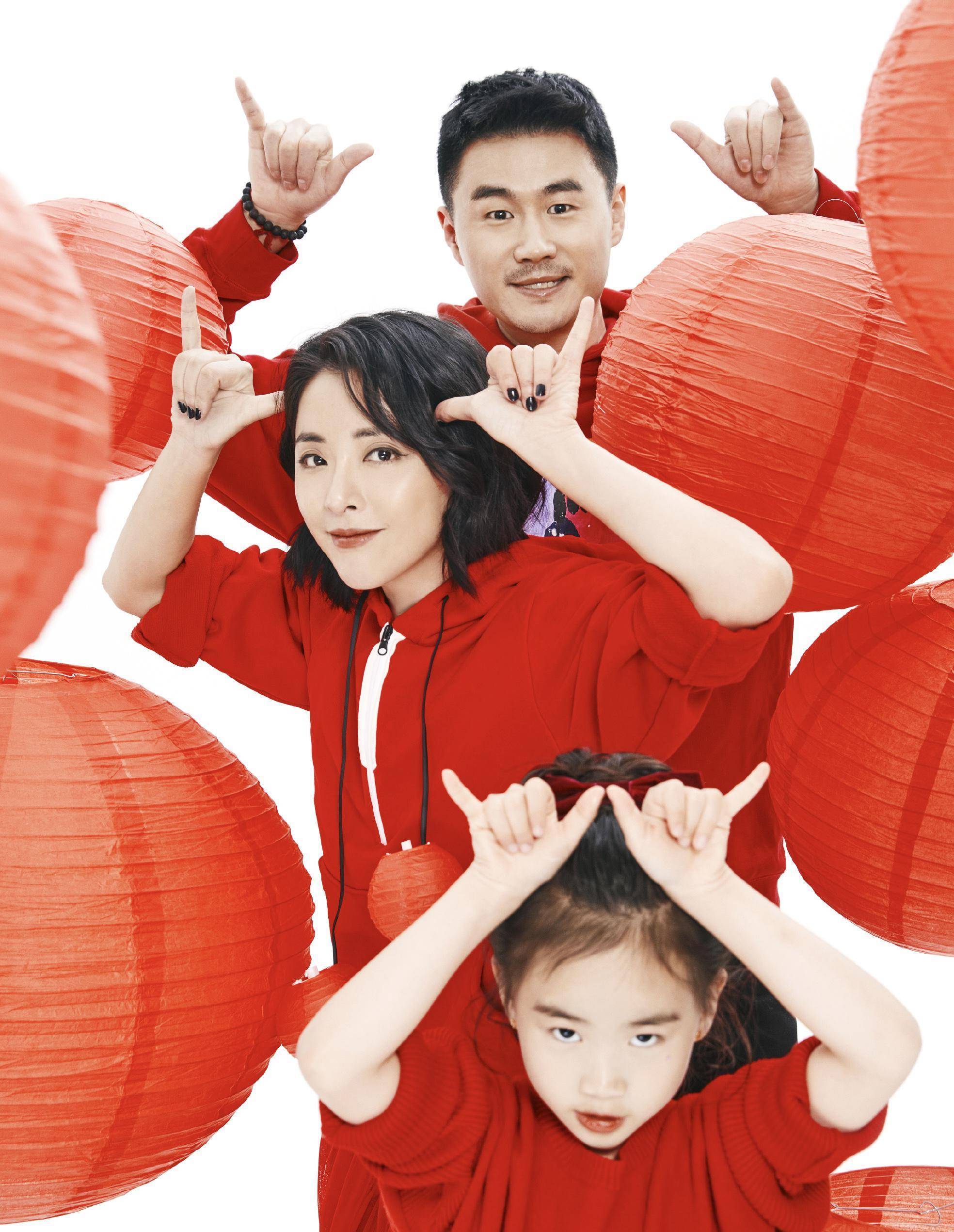 和黄渤多次合作被赞默契,今晒出全家福,御姐风和老公甜蜜_黄小蕾_黑色