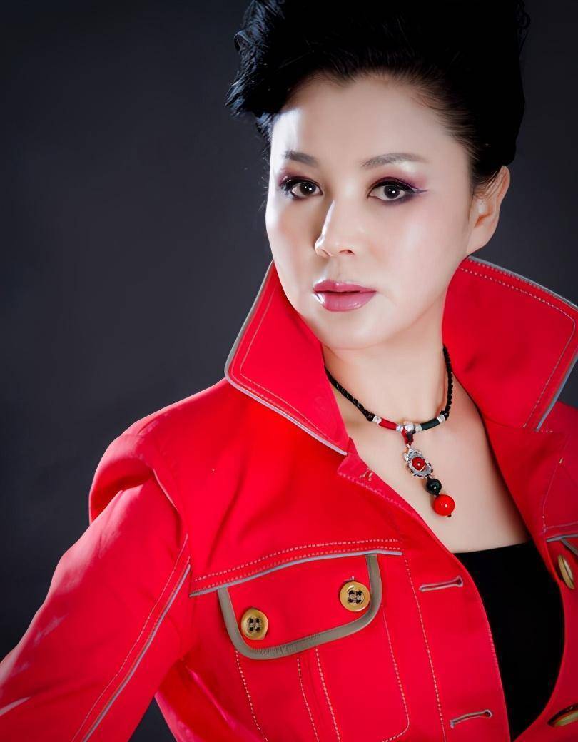 她的作品被称为"经典",却遭遇丈夫的家暴,如今和儿子相依为命_于小