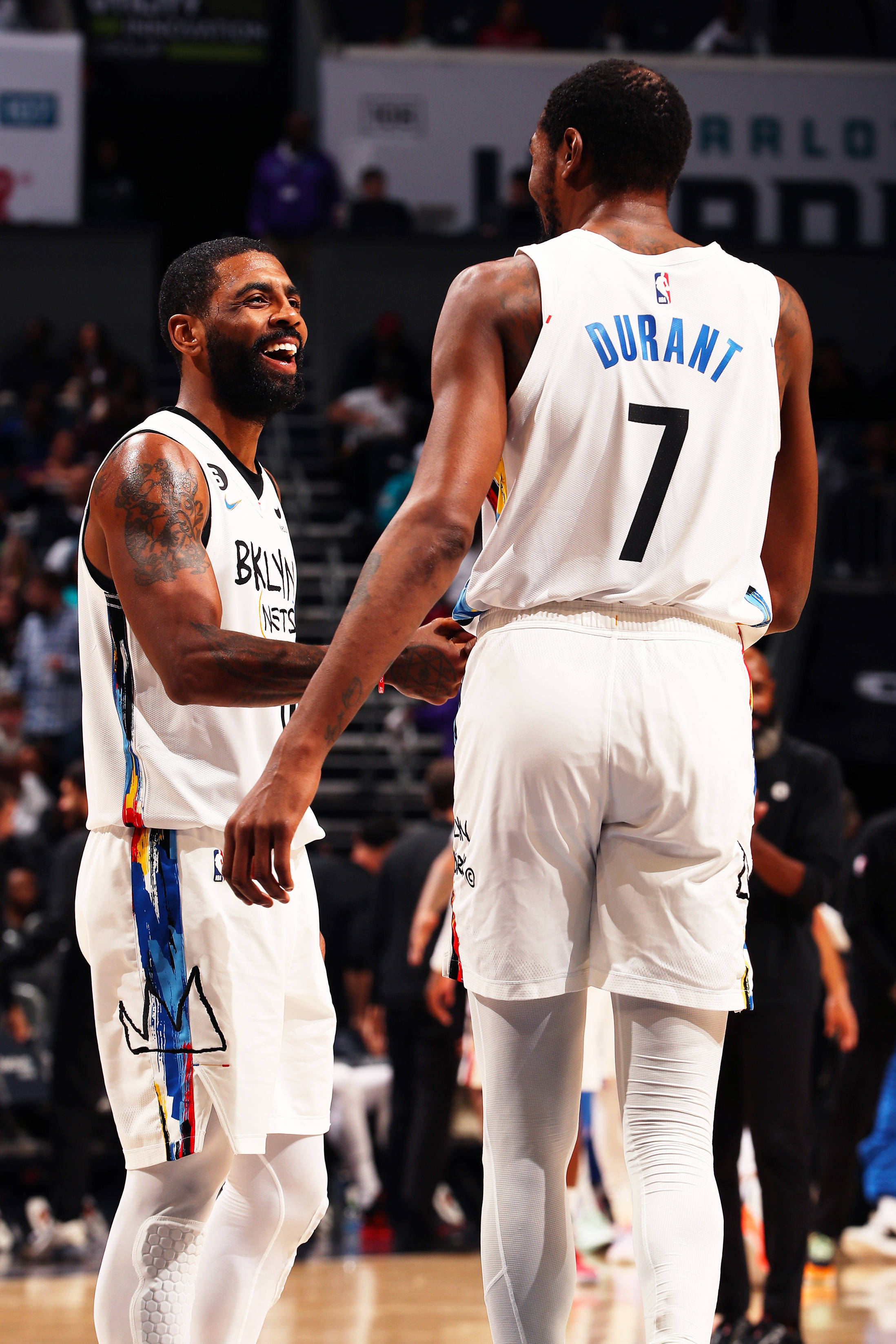 篮网更衣室庆生曝光:杜欧赤膊为队友唱生日歌 赛后kd回应11连胜