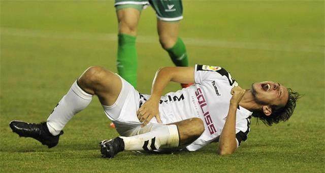 在比赛第83分钟时,维斯卡右路传中.