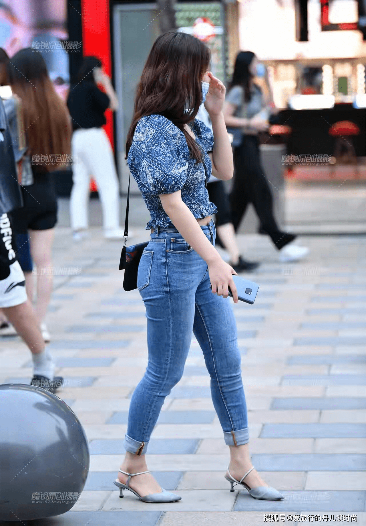 小姐姐穿蓝色泡泡袖印花衬衫搭配蓝色紧身牛仔裤,显瘦显高又减龄