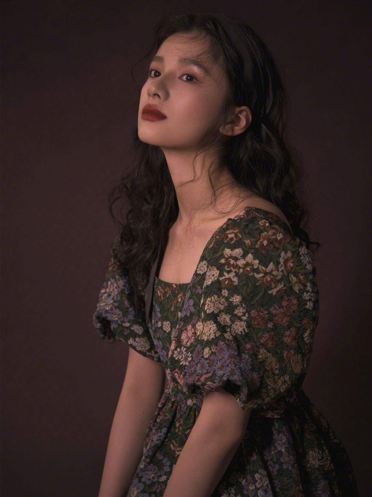 油画少女!张婧仪拍浪漫复古风写真,一袭印花裙美得宛若画中人