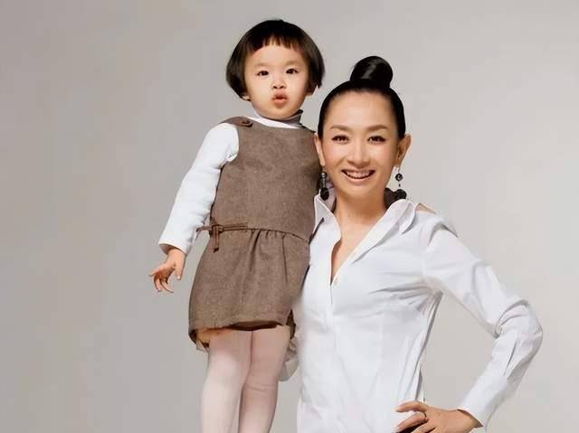 北京卫视一姐,嫁大15岁的先生身价过亿,一家其乐融融很幸福_王芳_节目