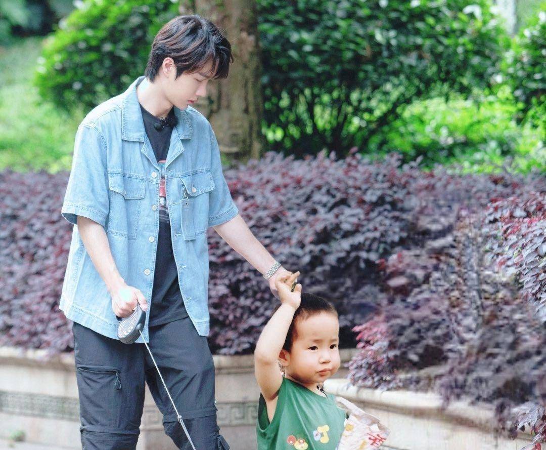 王一博父亲节晒爸爸年轻时候照片,网友:就是一个模子刻出来的!