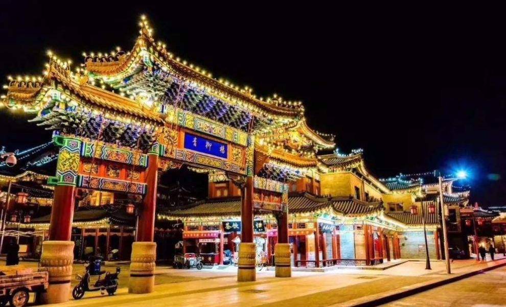 类似于大同这样的荒唐城市还真不少,由于古镇旅游的火爆,开发商们纷纷