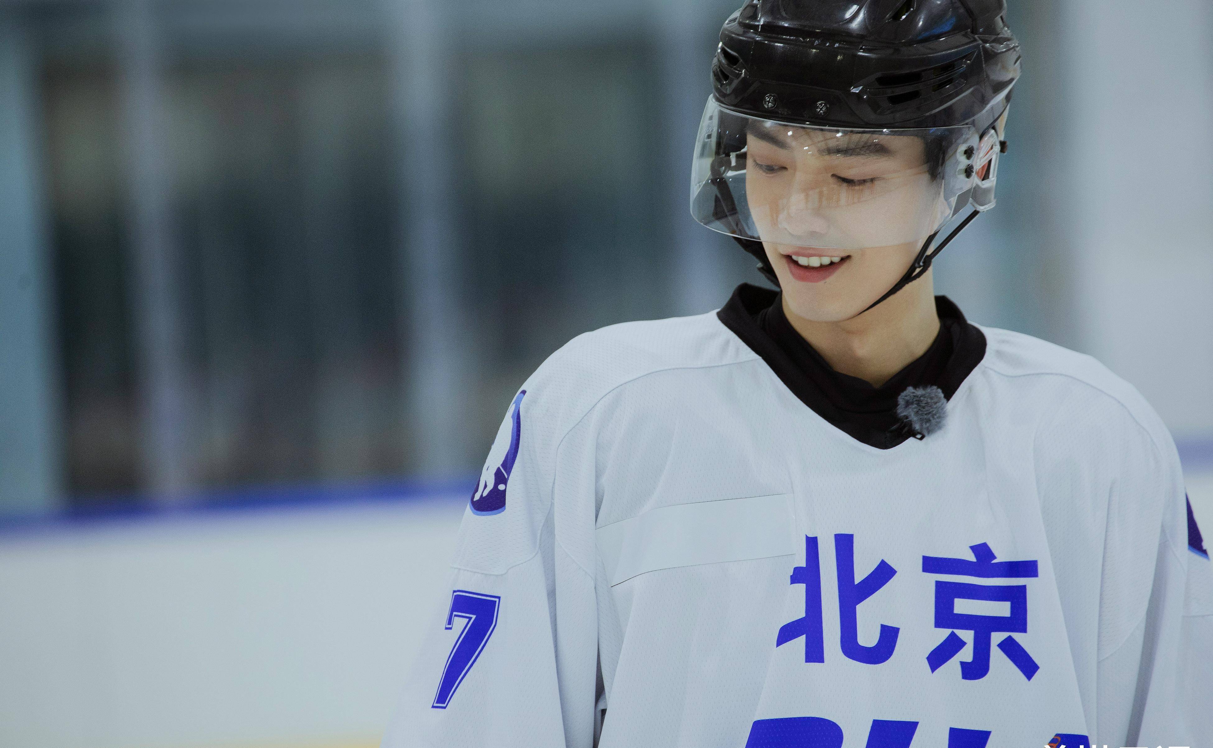 肖战新综艺《冬梦之约》,身穿白色冰球运动服解锁新角色,强健帅气