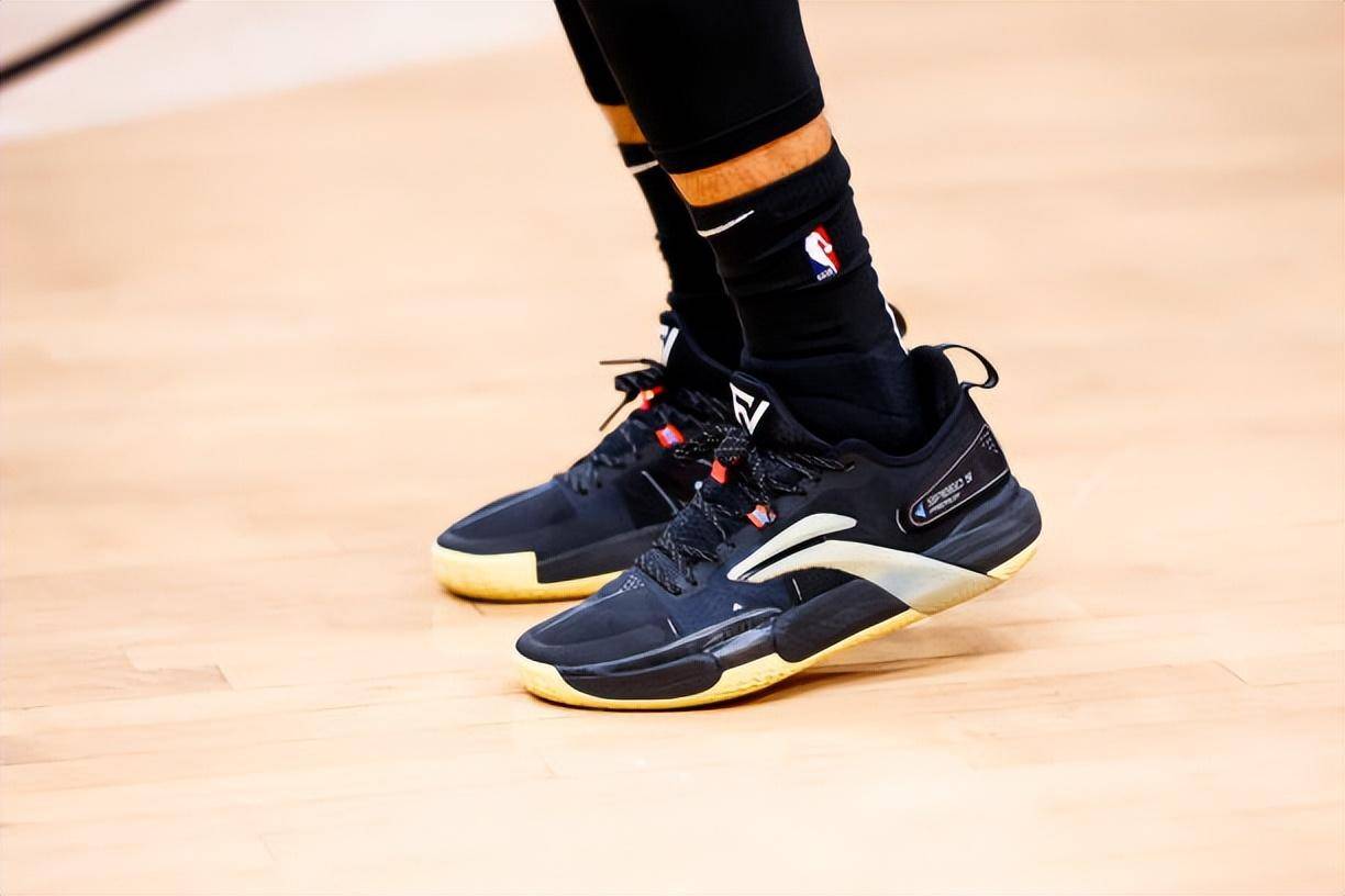 凯文·鲁尼上脚了安踏 kt8 老兵节配色