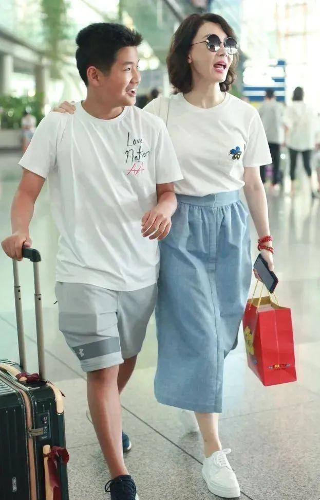 陈数携继子走机场,45岁的她像大学生,与18岁儿子手牵手像姐弟_时尚