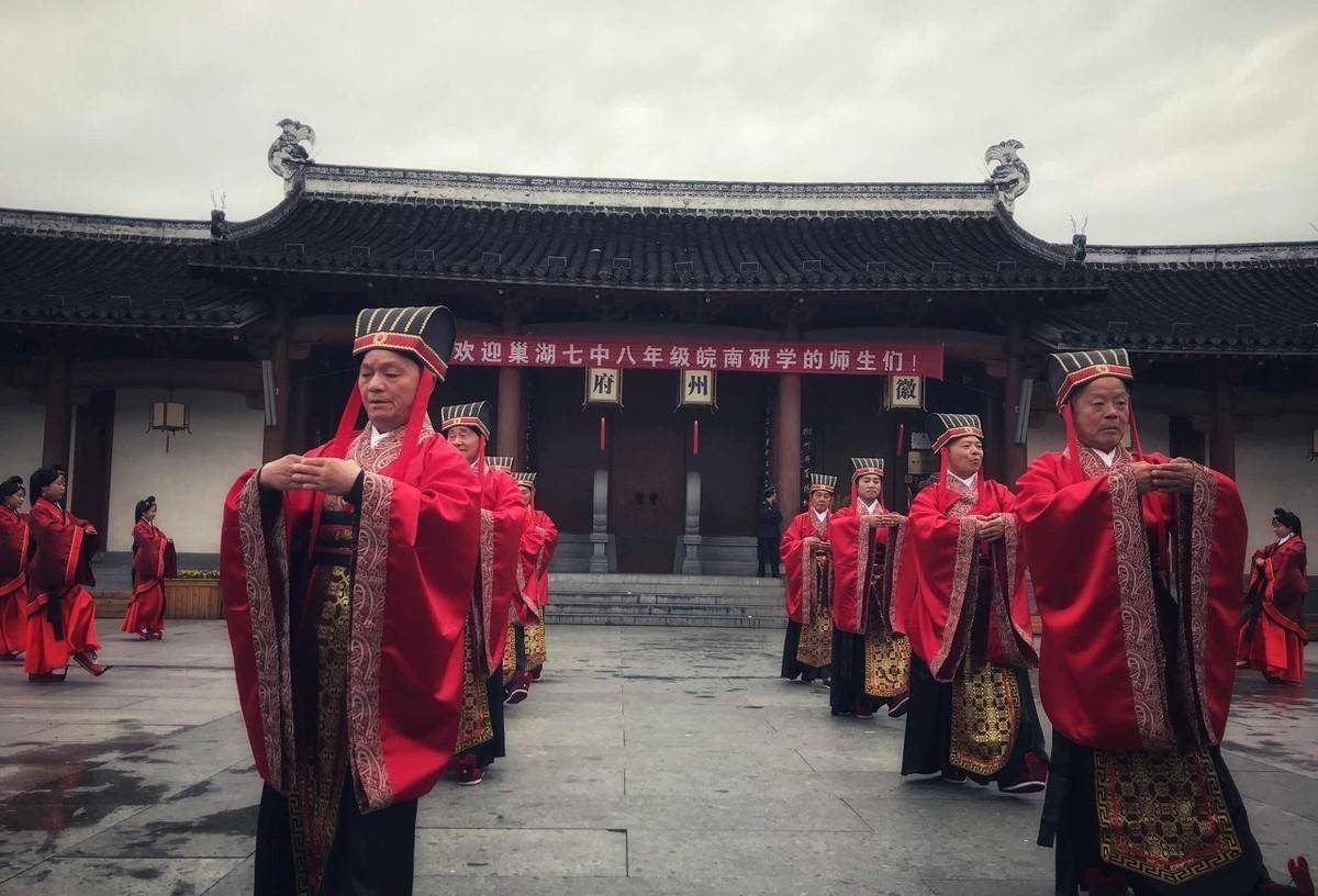 他聚集了道德金门教中还在的很多信徒,依靠着巫术治病这些封建迷信的