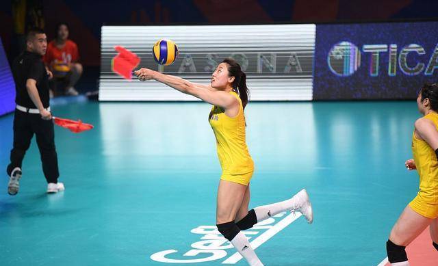 刘晏含上演一秒换装,敬礼动作太帅气,球迷:喜欢她频繁更新动态_中国