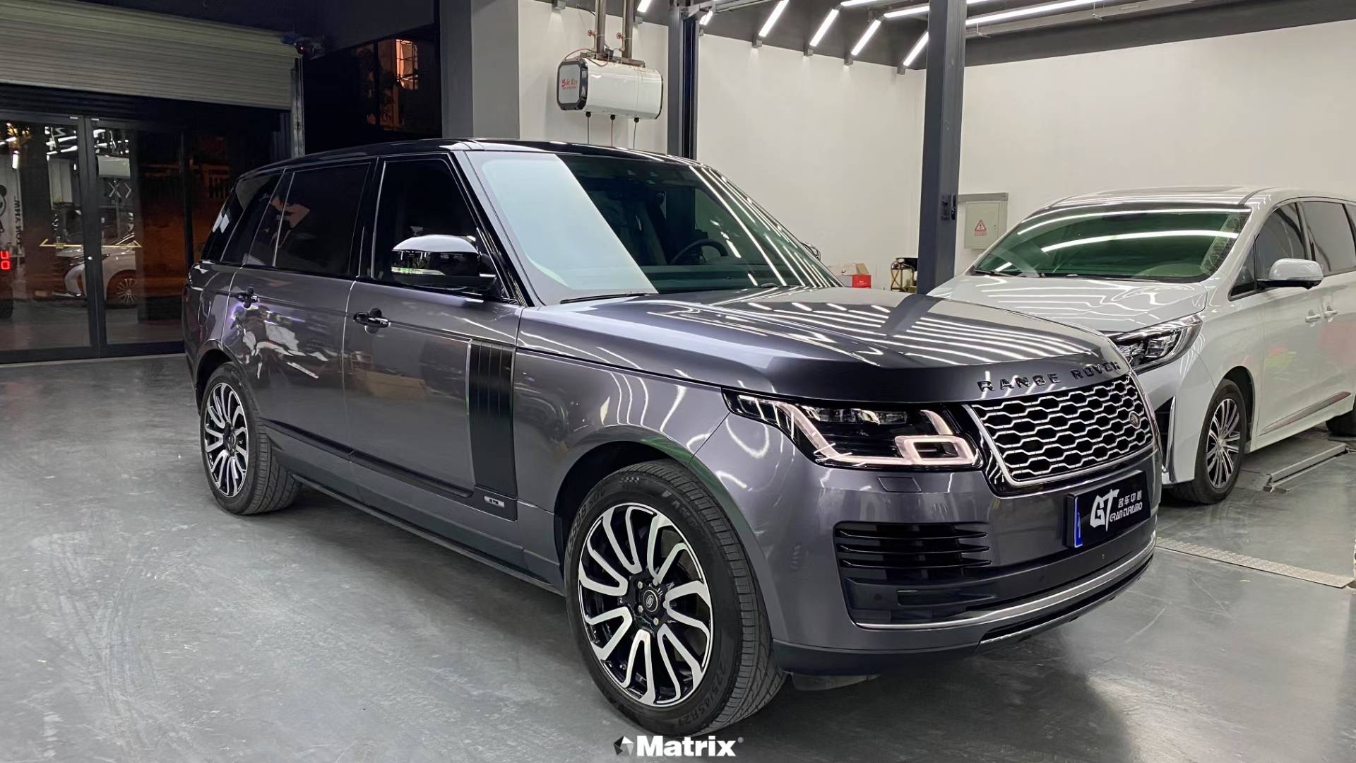 路虎揽胜matrix矩阵改色膜金属太空灰,灰色系与金属感极致碰撞_气质