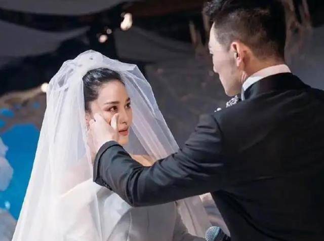 照片中,何捷穿着黑色外套,内搭白色t恤衫,张艺馨穿着黄色卫衣,托着腮