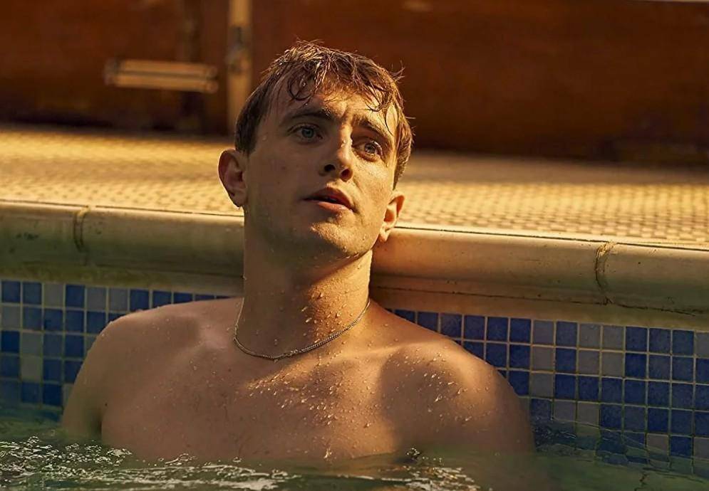 在安吉丽娜·朱莉和保罗·麦斯卡的身旁,还有安吉丽娜·朱莉与布拉德