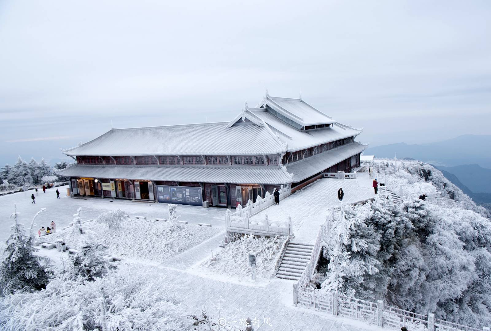 给这个冬天增添了梦幻意境,如果想看金顶雪景,马上就要出发了,否则要
