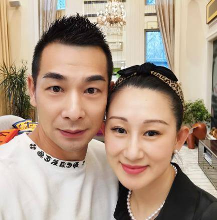 原标题:赵文卓庆结婚十周年,搂着老婆秀恩爱,41岁的张丹露穿得富丽