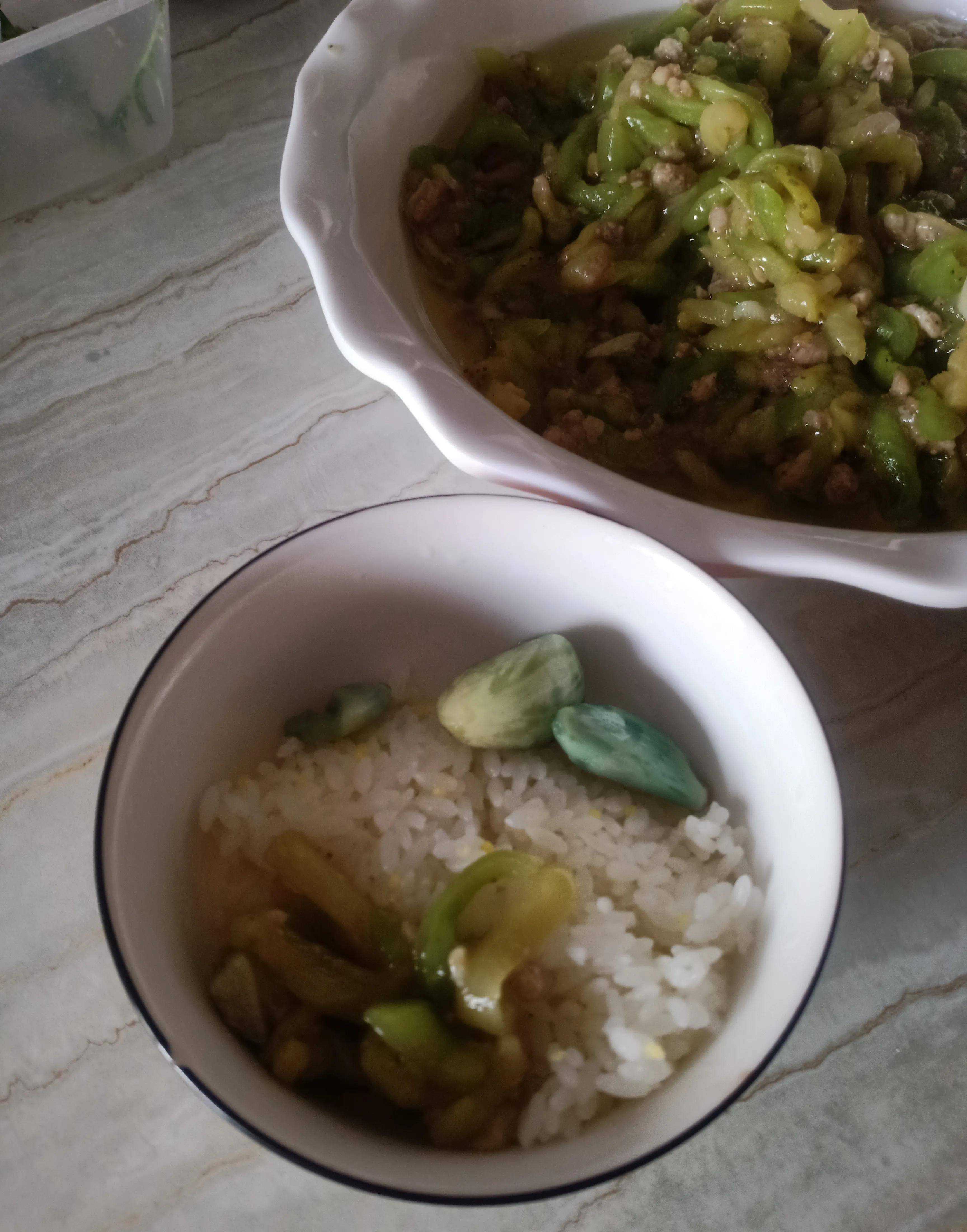 肉末茄条这样做能吃三碗饭宽面配上昨天的剩菜米饭腊八蒜