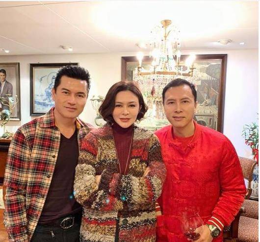 关之琳与吕良伟贴身热舞!