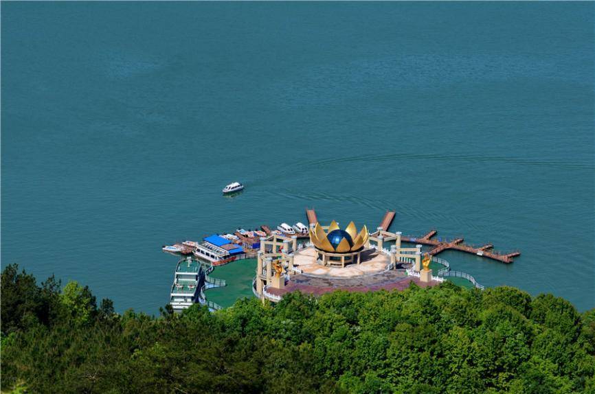 风景如画,有候鸟栖息的湖外湖,紧邻着西风禅寺,花亭湖旅游码头,情人岛