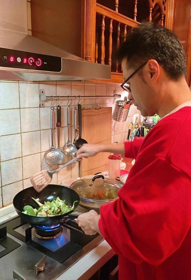 48岁黄征的家居生活火了,院子里栽满蔬菜,网友:我羡慕的生活_家人