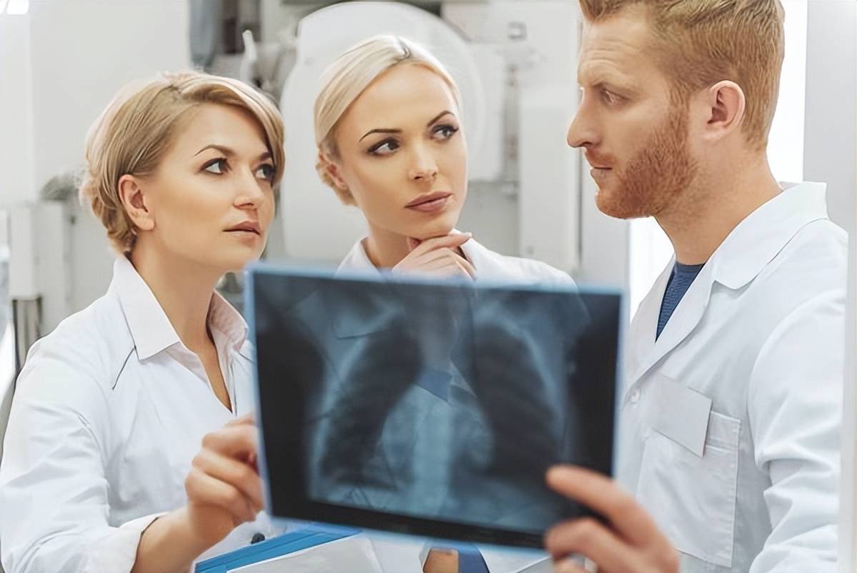 什么样情况下需要警惕＂白肺＂？对于这4种病,有必要及时照个CT