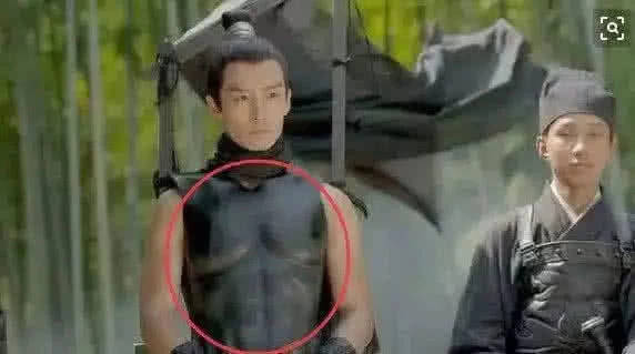 笑到扶墙的穿帮镜头，肌肉背心我忍了，图4我笑出了鹅啼声！