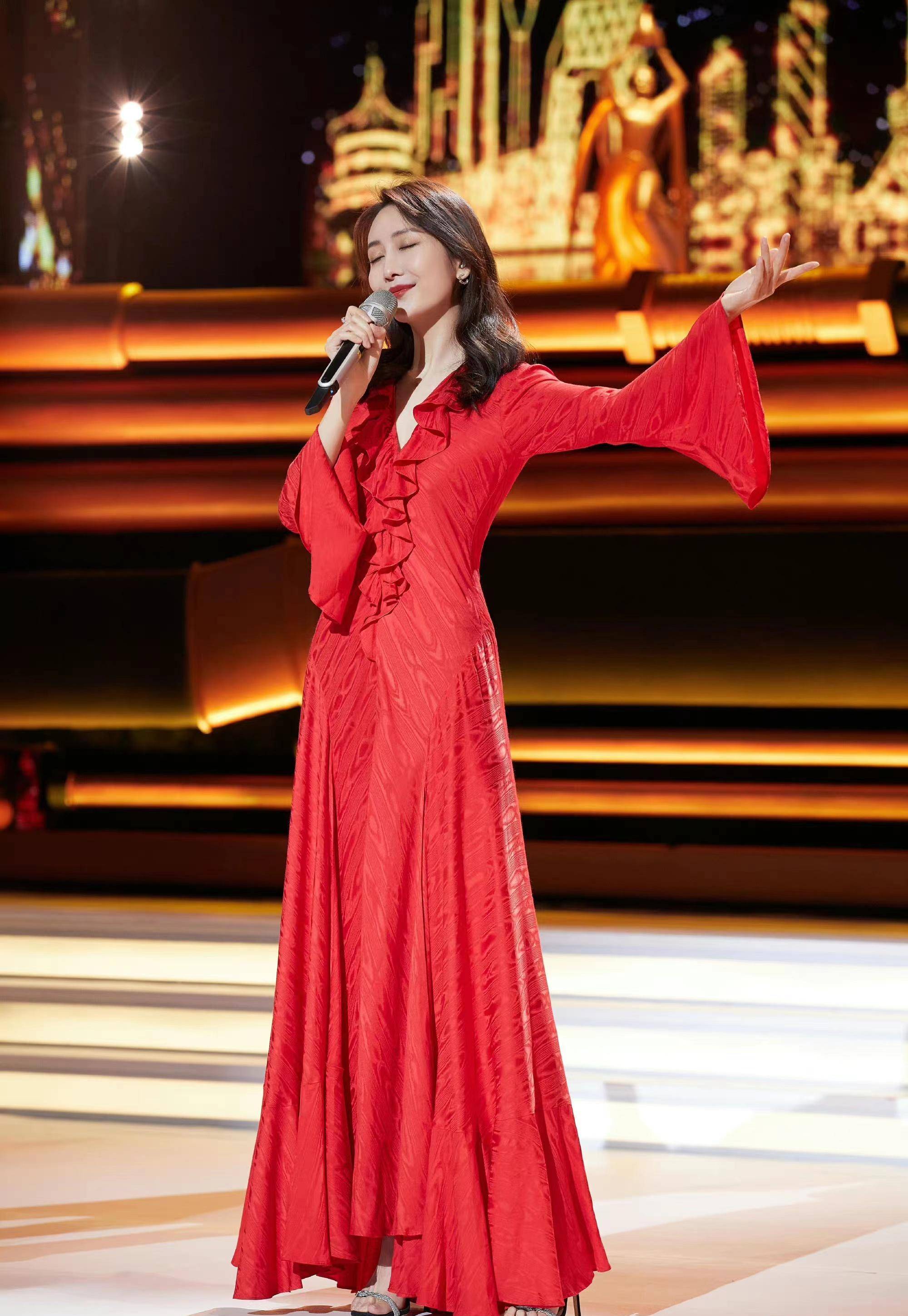 飞天奖颁奖礼王鸥登台献唱,一袭中国红长裙,美成焦点!_气质_礼服_造型