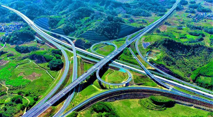 宜春:拥有京九铁路,沪昆高铁,浙赣铁路;以320国道,105国道和赣粤高速