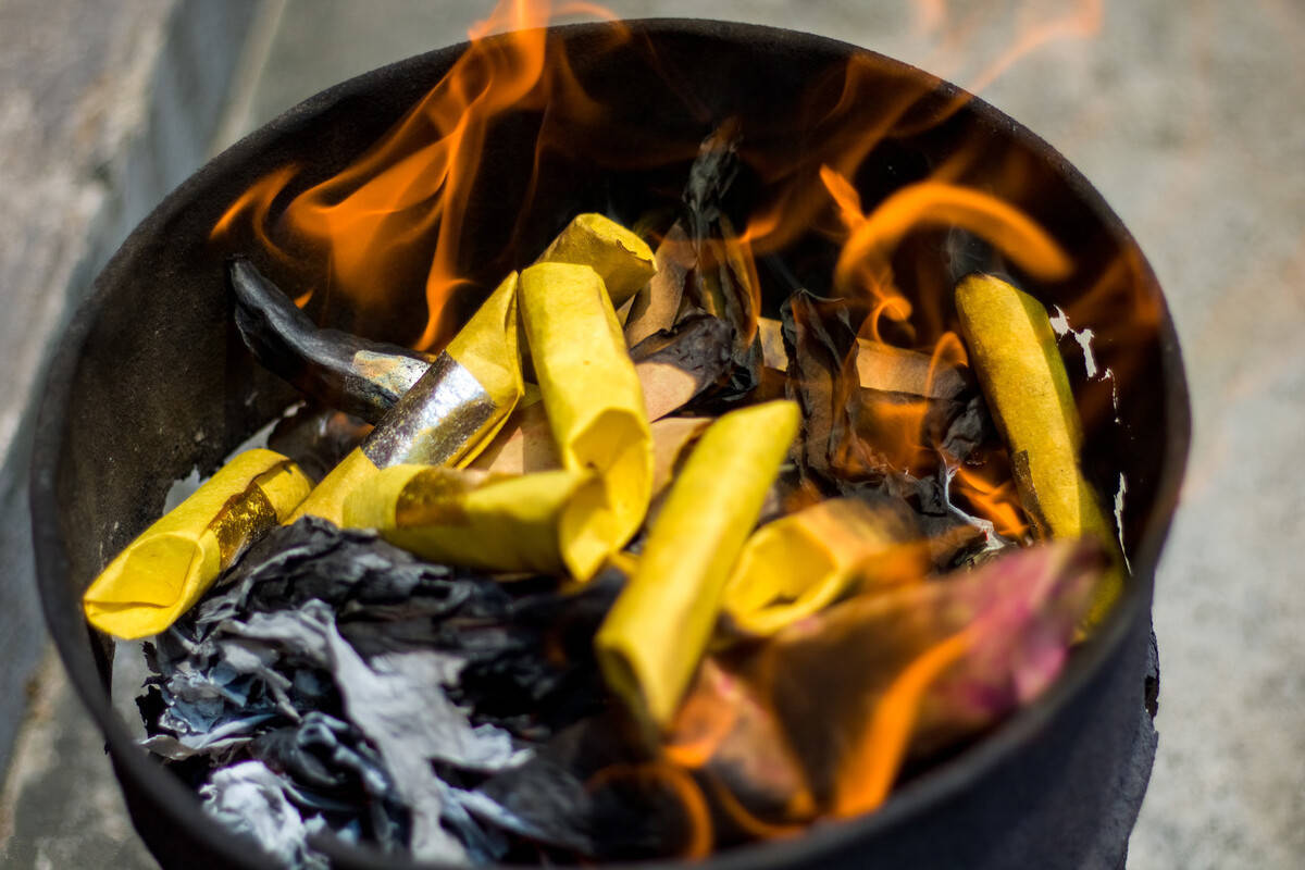 有的则会直接供奉玉帝的塑像,并准备些草纸裁成长方形,用"纸凿子"在