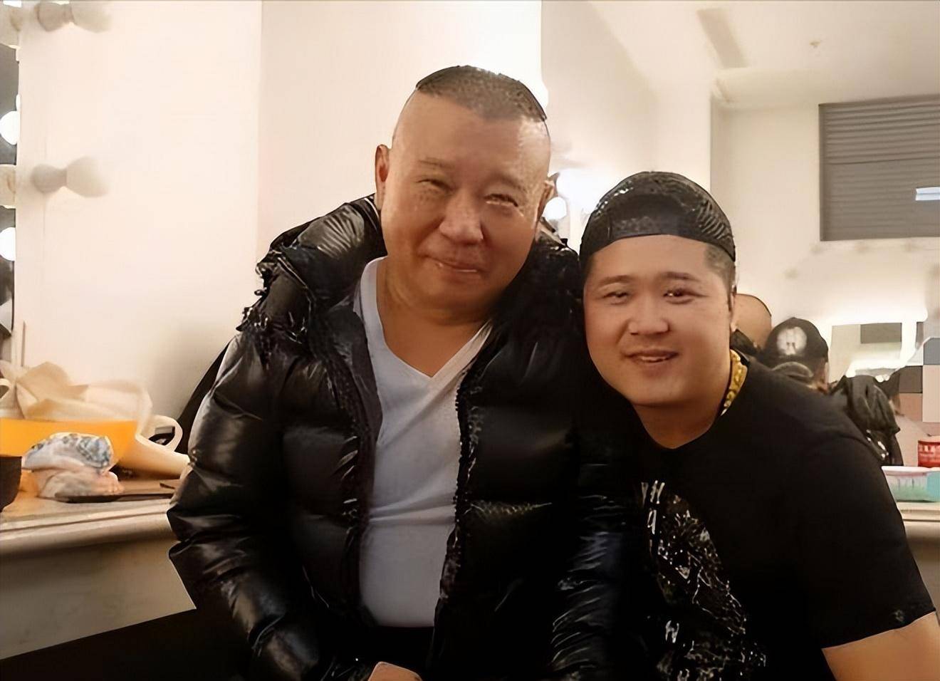 毕业后直接被老郭选去做保镖和助理,也是德云社的演员.