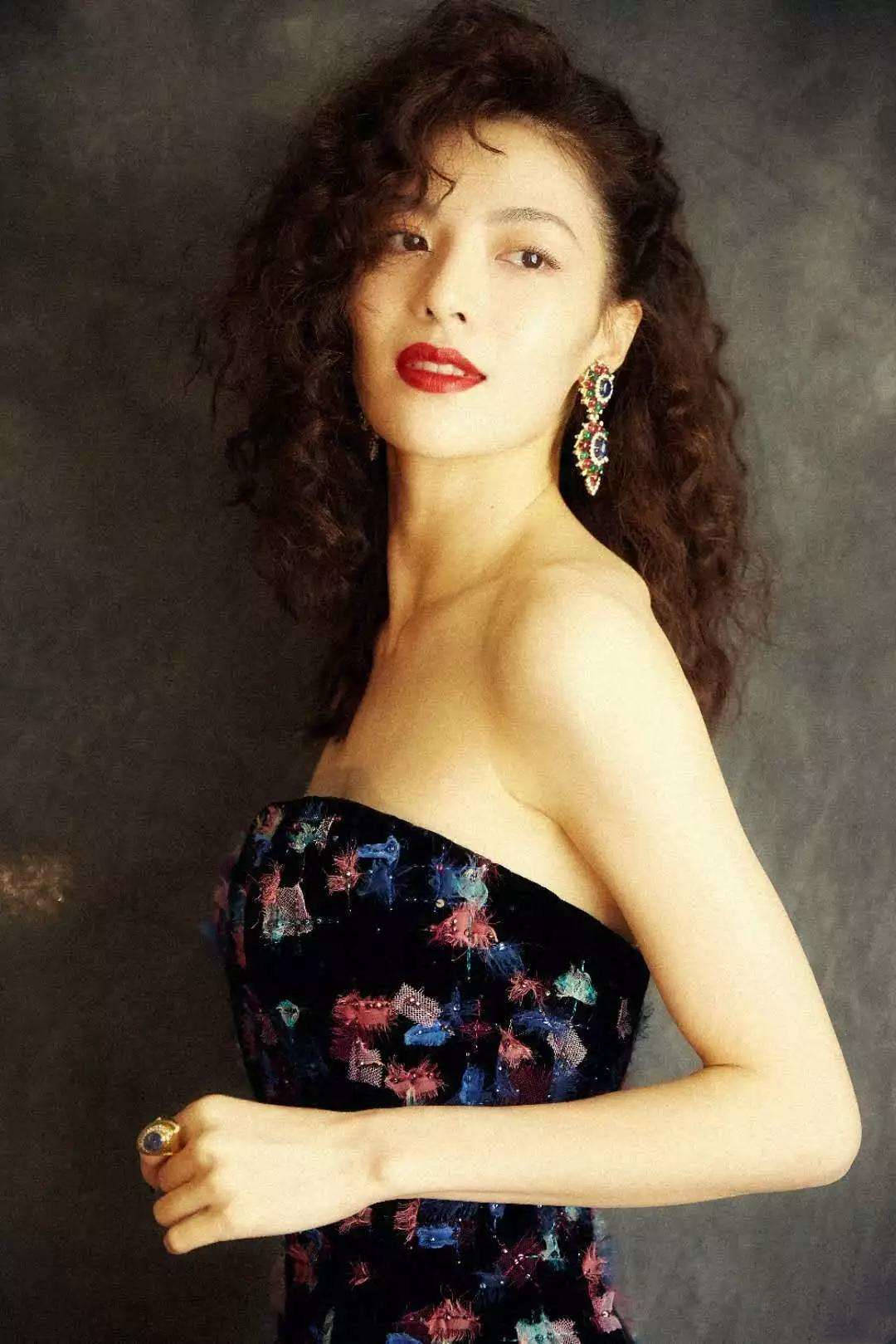 angelababy之前也拍过这样的港风硬照,经典滤镜再加上混血长相,年代感