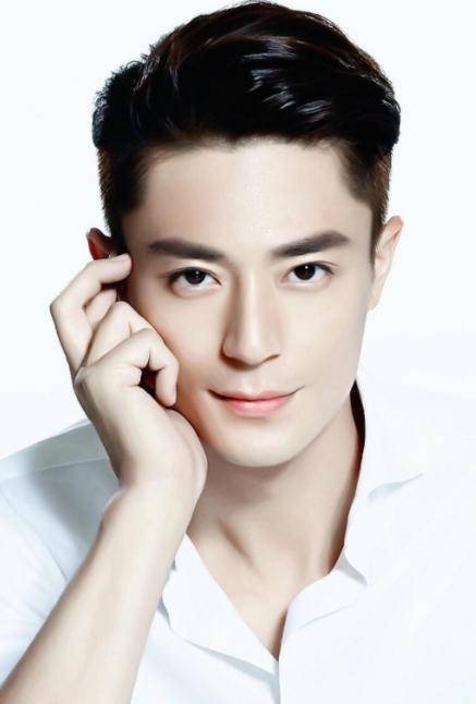 胡歌跪地给粉丝签名,王源包巴士送粉丝回家,他称呼粉丝"女皇"_陈伟霆