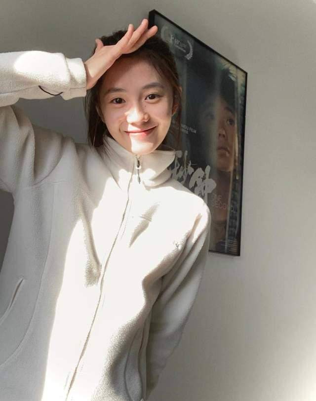 67"新谋女郎"刘浩存杂志首秀,穿泡泡袖纱裙灵动,少女感扑面而来