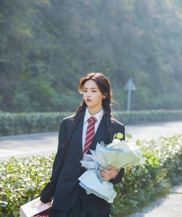 杨超越终于对jk制服下手,秀铅笔腿太吸睛,如18岁少女毫无违和感_look