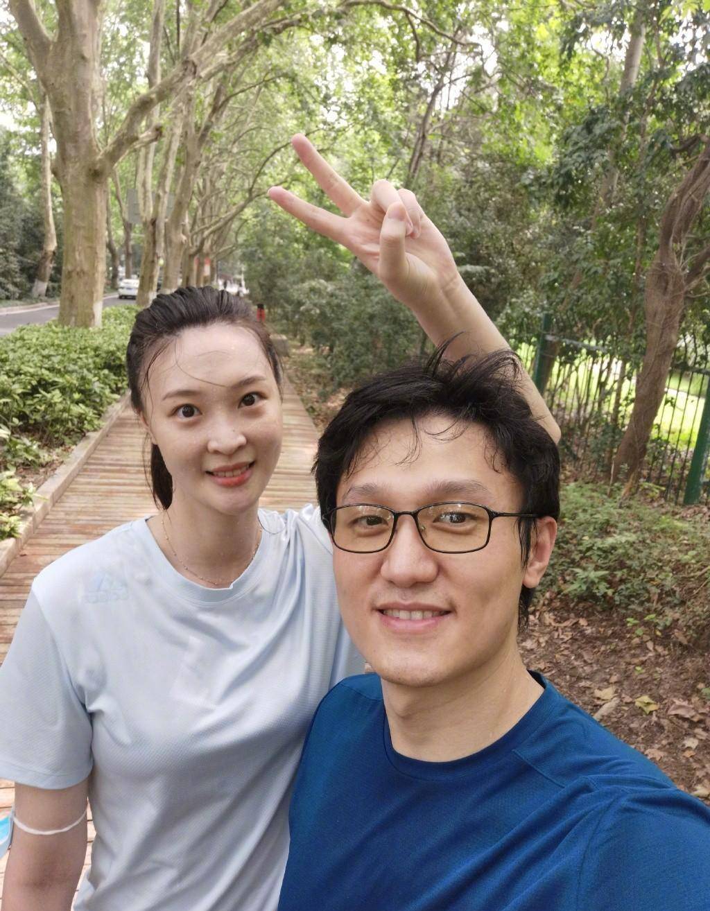 前女排队长罕见西装照,烈焰红唇,身材苗条,29岁仍美若少女_惠若琪