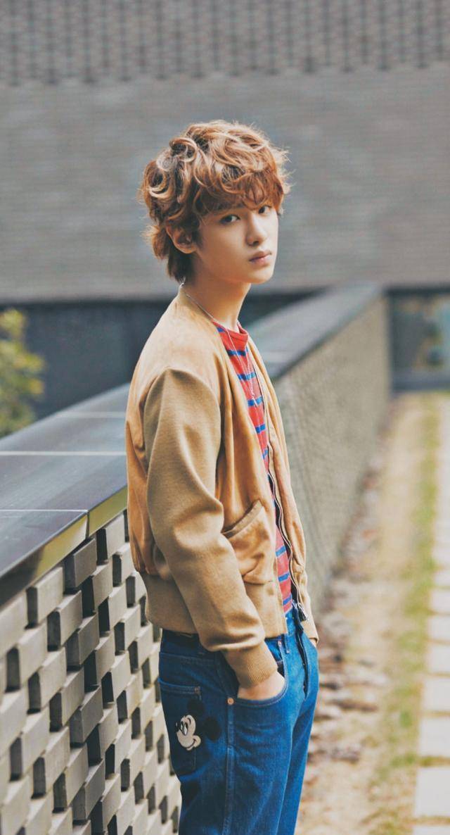 黄明昊工作压力大想逃跑,半年接7部综艺,埋怨"我快活不下去"_音乐_王