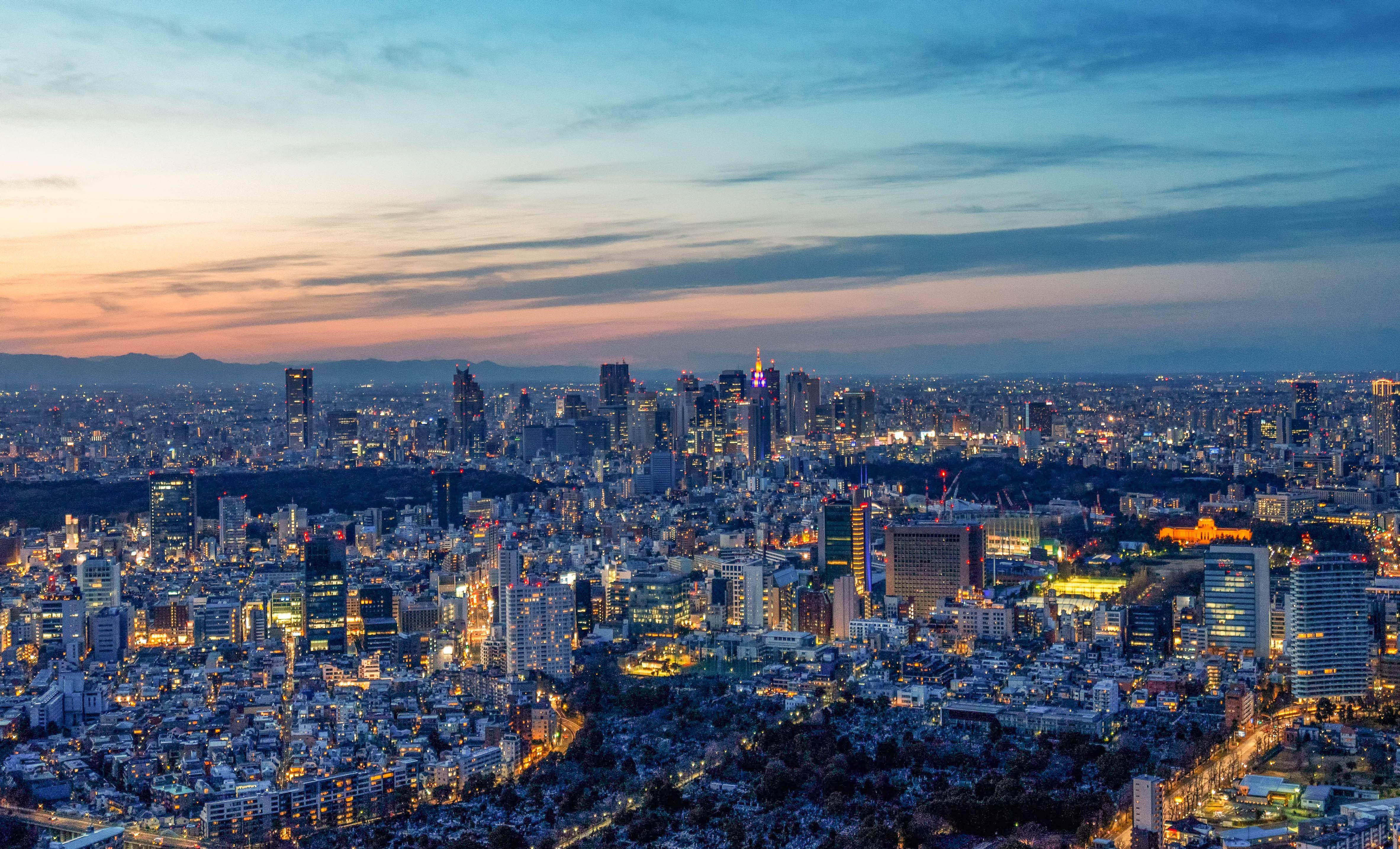 世界级都市东京夜景,几乎没有彩色灯光,游客问:交不起电费吗?