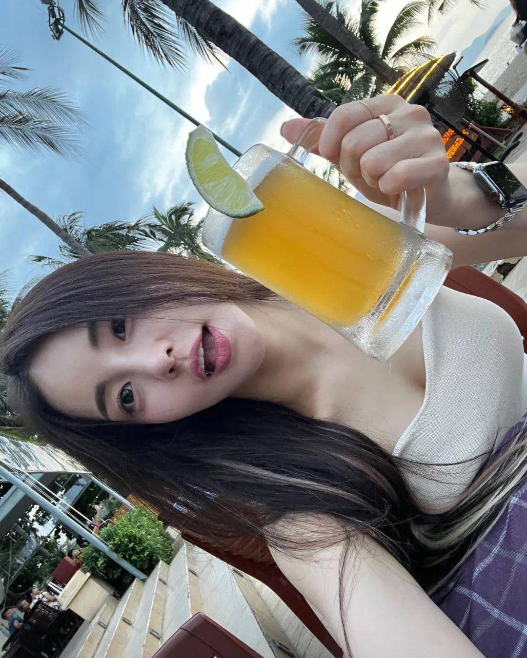 除了拥有甜美的样貌亲和力十足的的笑容外南侑廷微胖的身材也非常吸
