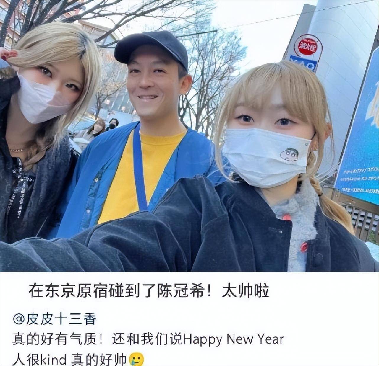 陈冠希带女儿逛街,主动招呼网友合照,alaia挑染发打扮前卫好美